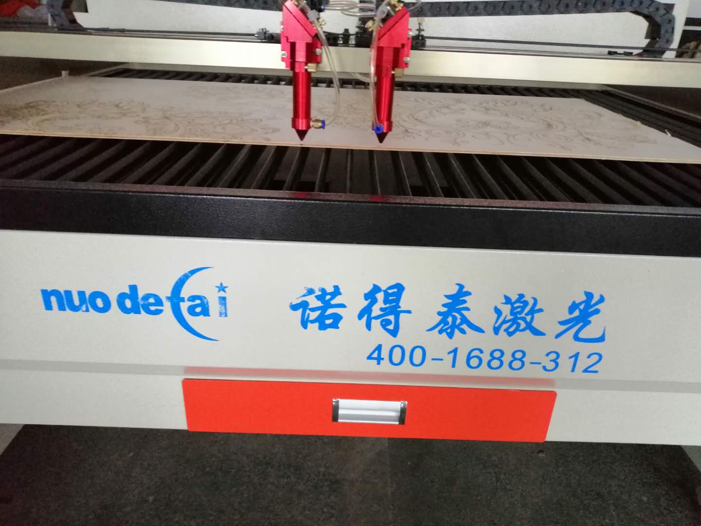 在亚克力材料上面用激光切割机雕刻操作错误的做法