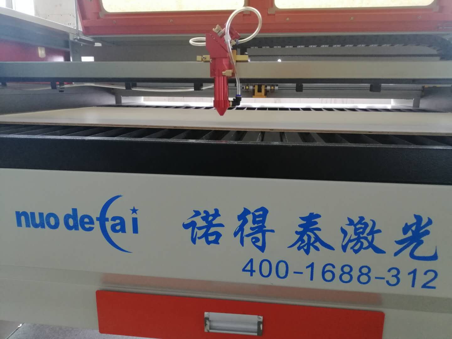 广告行业用亚克力激光切割机加工的特点在哪里？