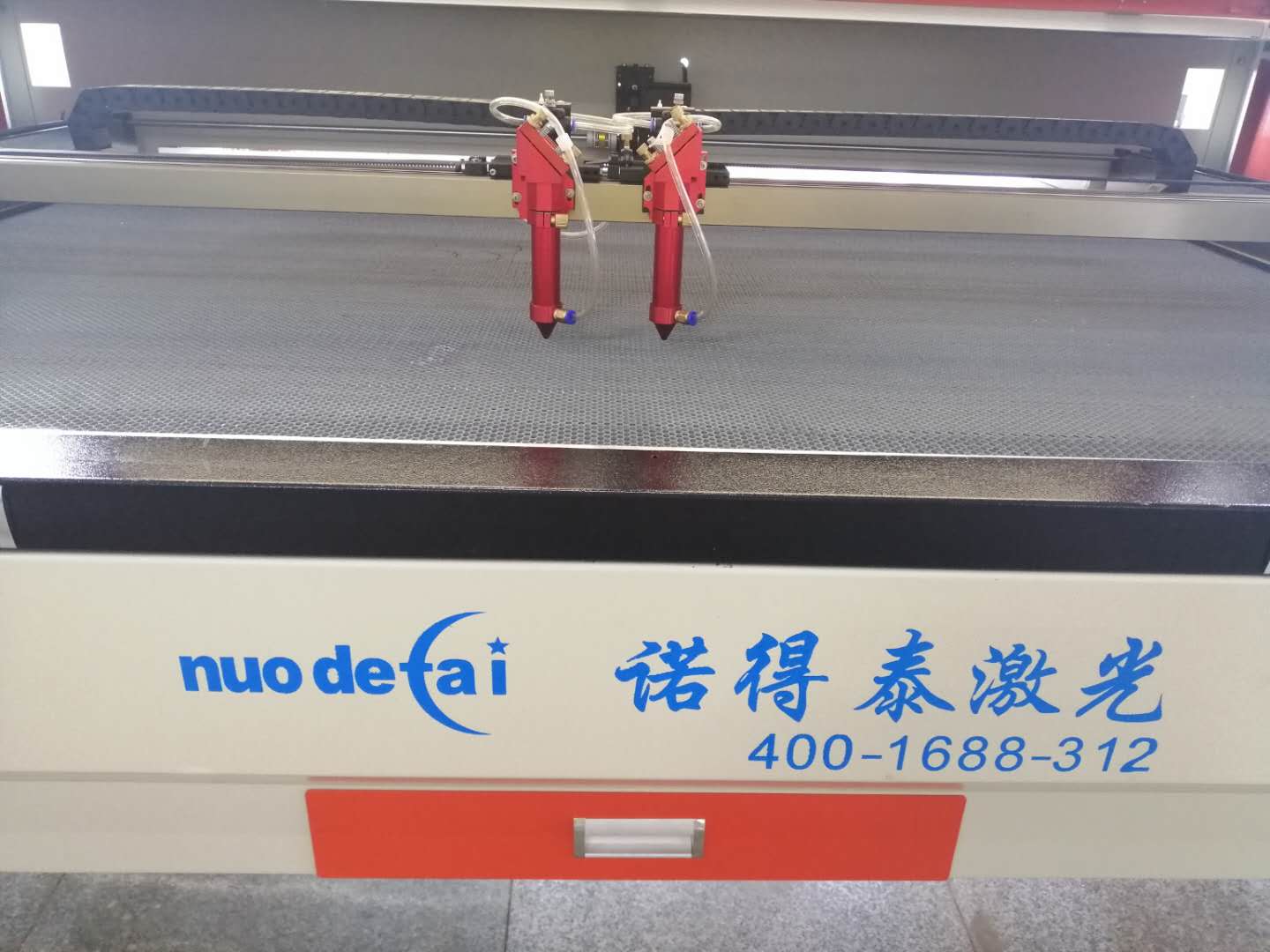 激光切割机在亚克力行业切割有着举足轻重的作用？
