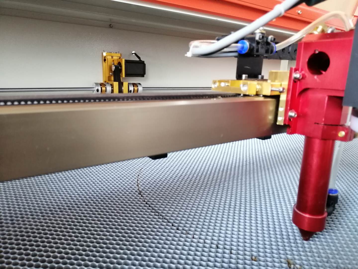 激光切割机聚焦镜片的选择建立在功率与加工材料厚度方面