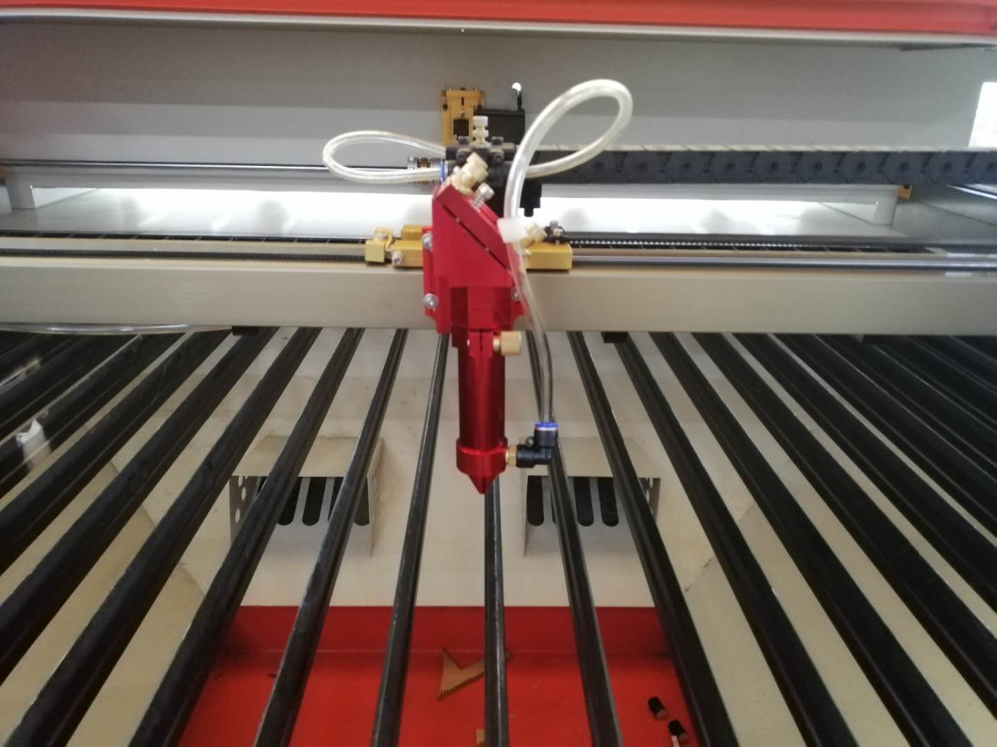 做小饰品为什么需要一台激光切割机来帮助你！
