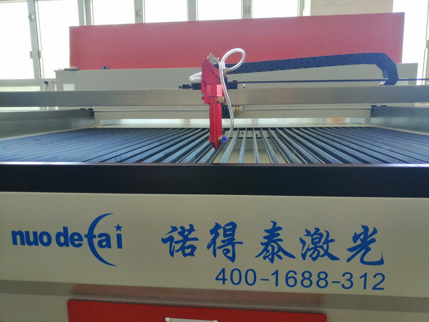 小型皮带激光切割机光路容易偏是什么原因造成的