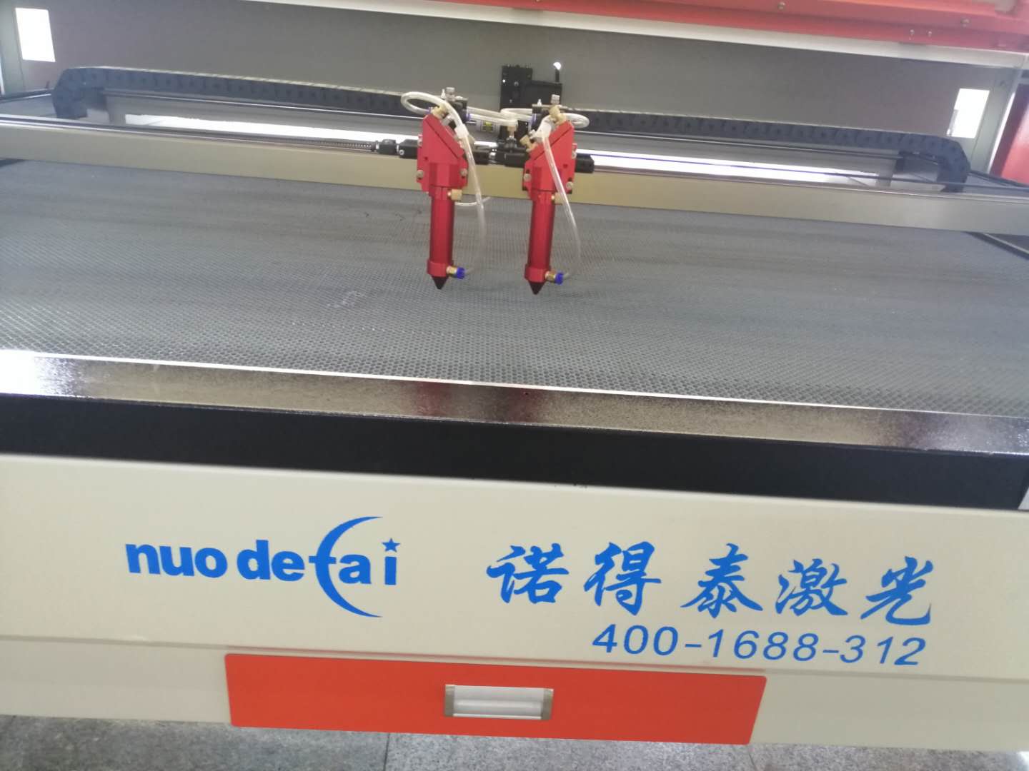 布料裁剪主流方式还是使用激光切割机设备加工