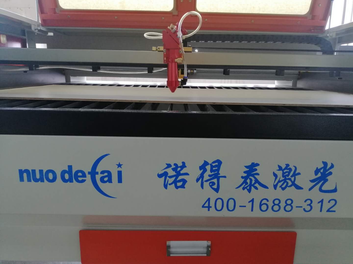 随着行业发展需求，现在做小型非金属材料激光切割机厂家也少了