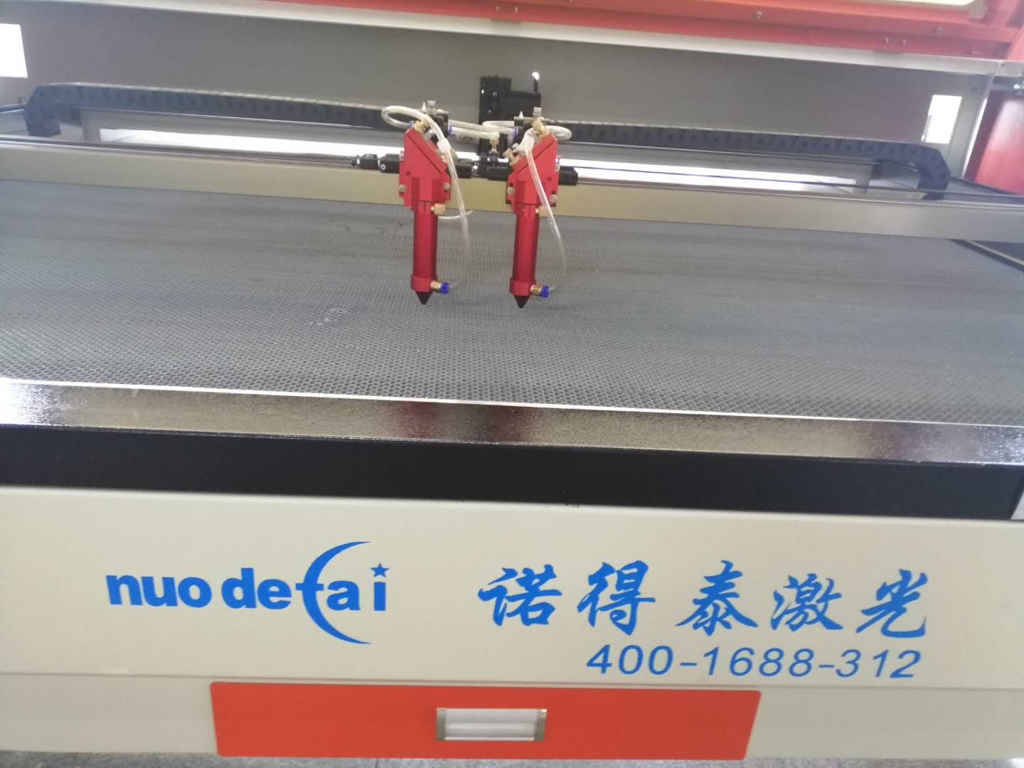 随着人工成本不断上涨，布料裁剪应用激光切割机也是越来越多