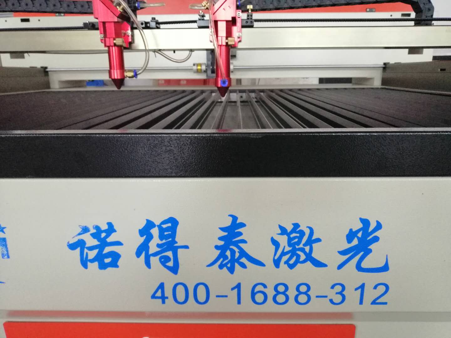 随着激光技术的应用，现在的布料激光切割机操作起来也越来越简单