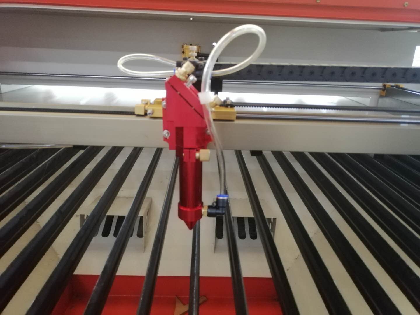 为什么小型非金属材料激光切割机这么多年价格没有下降