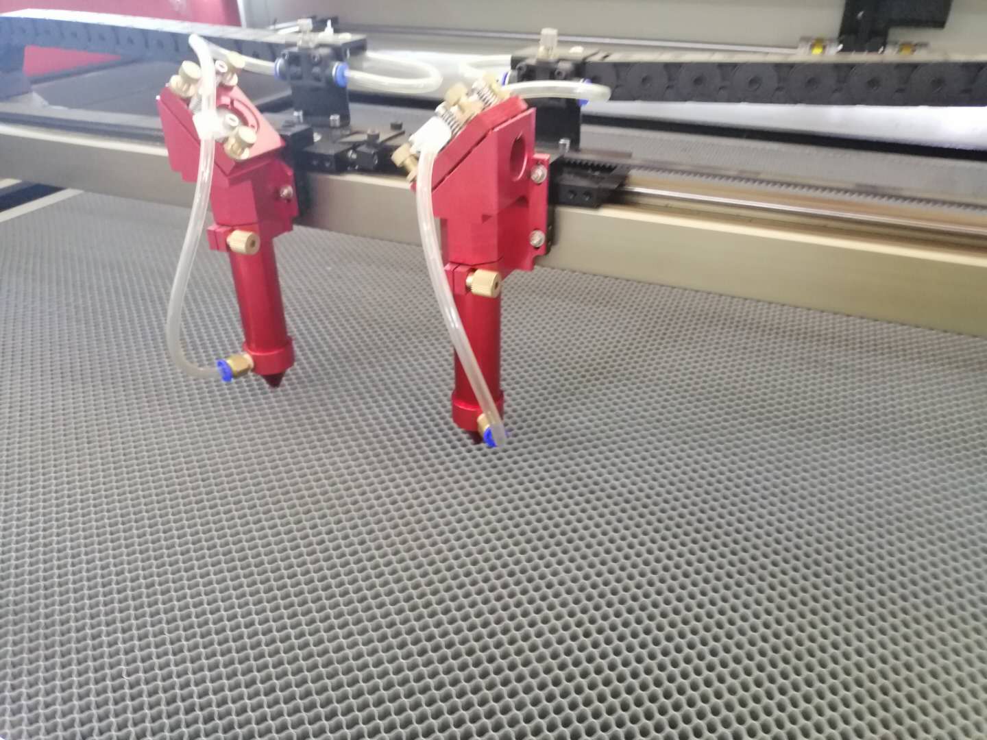 服装布料裁剪激光切割机发挥着极其重要的作用